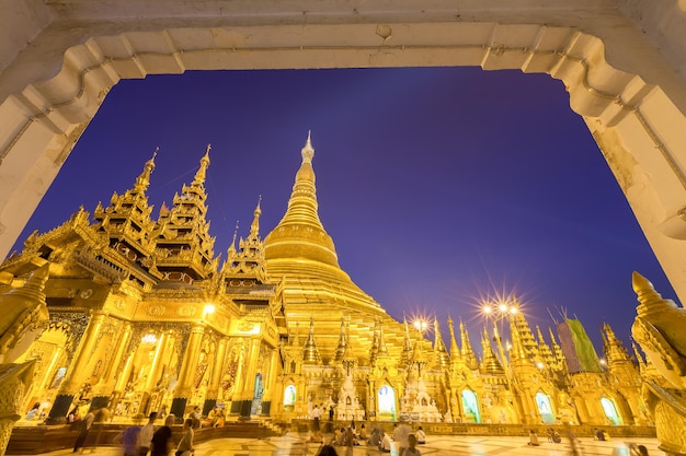 Pagoda Shwedagon Z Niebem O Zmierzchu.