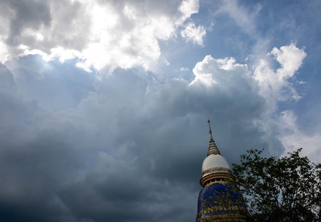 Zdjęcie pagoda w świątyni pośrodku natury