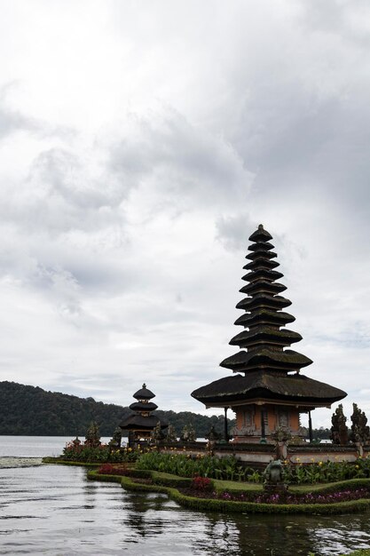 Zdjęcie pagoda z górą na tle i chmurnym niebem nad nią
