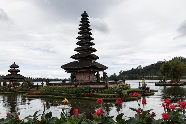 Zdjęcie pagoda z pagodą w środku