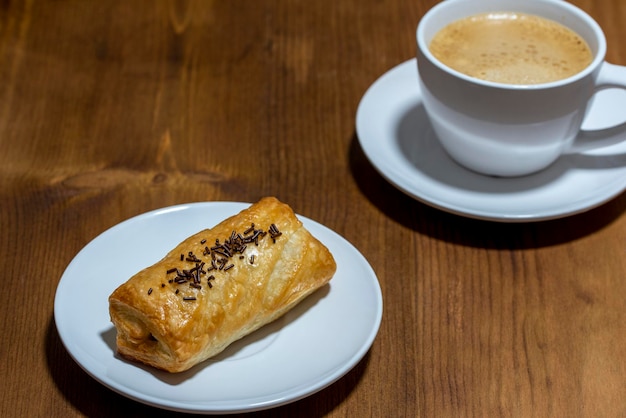 Pain au chocolat i kawa