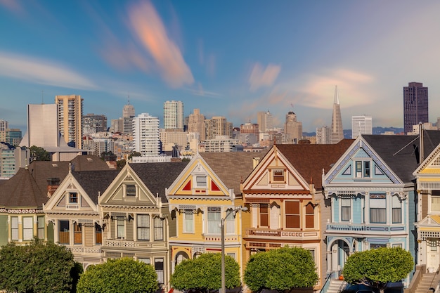 Painted Ladies of San Francisco w Kalifornii, USA o zachodzie słońca