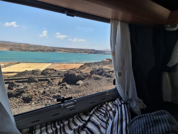 Zdjęcie paisaje lanzarote en autocaravana las salinas , la santa