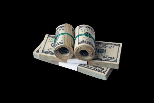 Pakiet banknotów dolarowych na czarnym tle Pakiet amerykańskich pieniędzy o wysokiej rozdzielczości na idealnym czarnym tle