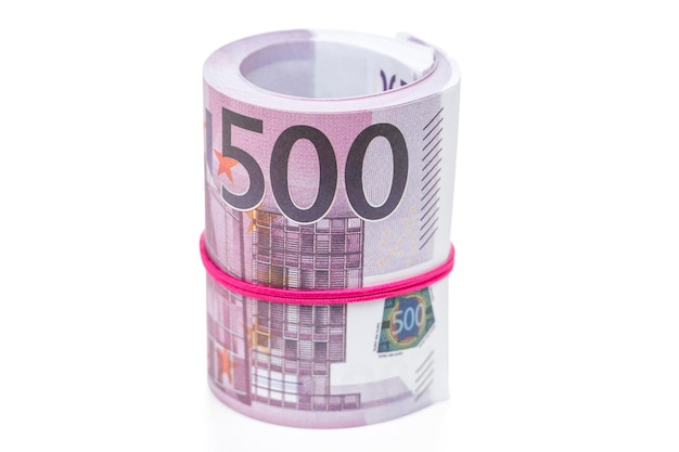 pakiet pieniędzy w nominałach pięćset euro przewiązany gumką. Pojedynczo na białym tle.