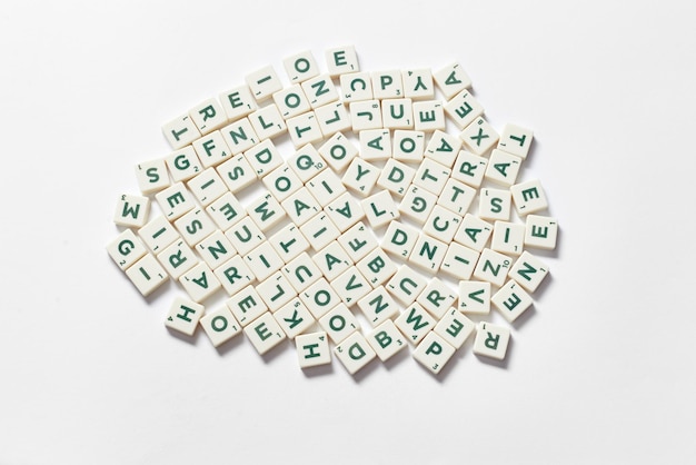 Pakiet płytek Scrabble na białym tle