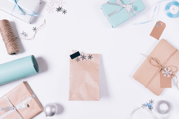 Pakiet z prezentem, dekoracjami świątecznymi, płatkami śniegu i pudełkami