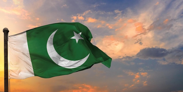 Pakistan macha flagą i tłem nieba.