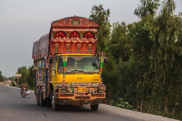 Pakistańska ciężarówka na autostradzie. Pakistan