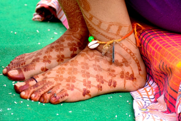 Zdjęcie pakistańska indyjska suknia ślubna pokazująca wzór mehndi stóp na ceremonii ślubnej