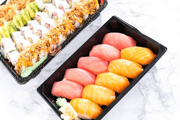 Pakowane różne sushi i rolki sushi na plastikowej tacy