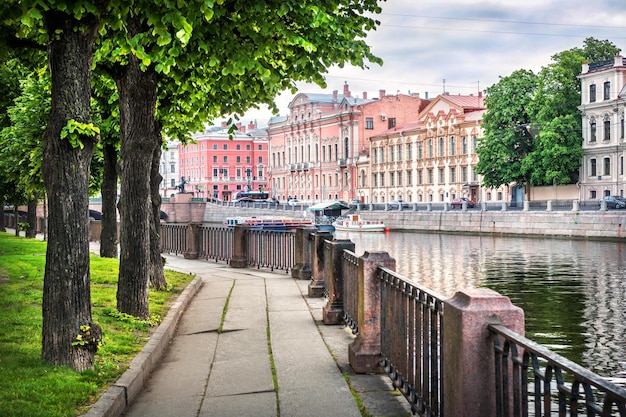 Pałac BeloselskyBelozersky i dziedziniec Trójcy Ławra Sergiusza na nabrzeżu rzeki Fontanka Sankt Petersburg