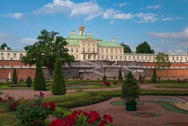 Zdjęcie pałac grand menshikov w parku oranienbaum w słoneczny letni dzień lomonosov sankt petersburg rosja