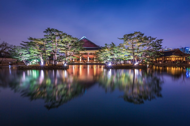 Pałac Gyeongbokgung nocą to piękny Seul, Korea Południowa