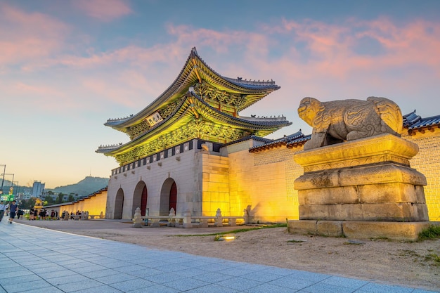 Pałac Gyeongbokgung w centrum Seulu o zachodzie słońca