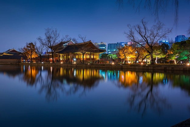 Pałac Gyeongbokgung w nocy jest piękny Seul Korea Południowa