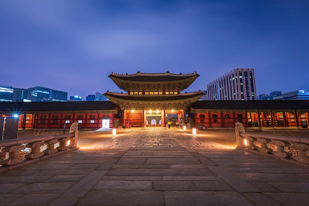 Pałac Gyeongbokgung w nocy jest piękny Seul Korea Południowa