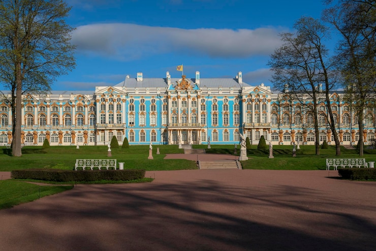 Zdjęcie pałac katarzyny w parku katarzynskim w czarskim selo w wiosenny dzień puszkin sankt petersburg rosja