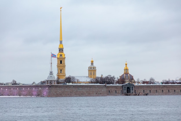 Zdjęcie pałac kremlowski jest widziany z wody.