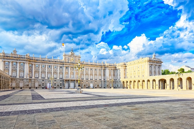 Pałac Królewski w Madrycie (Palacio Real de Madrid) i Plac Zbrojowni w godzinach wieczornych. Hiszpania.