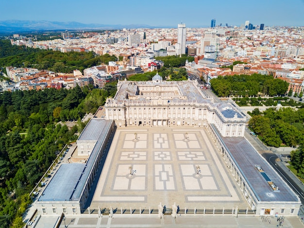 Pałac Królewski W Madrycie Z Lotu Ptaka Panoramiczny Widok. Palacio Real De Madrid To Oficjalna Rezydencja Hiszpańskiej Rodziny Królewskiej W Madrycie W Hiszpanii