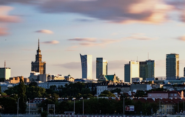 Zdjęcie pałac kultury i nauki obok budynków w mieście na tle nieba