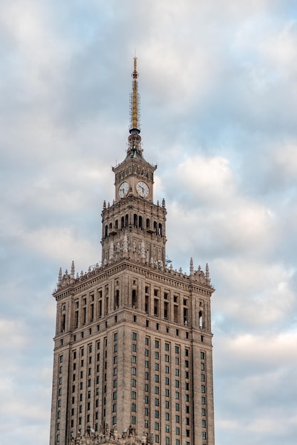 Pałac Kultury i Nauki w Warszawie o świcie wiosną w Polsce