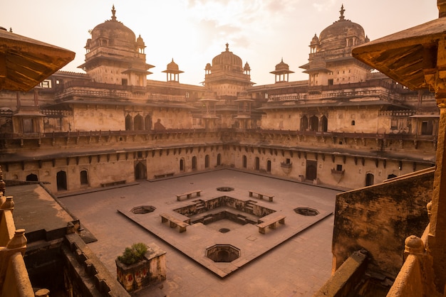 Pałac Orchha, wnętrze z dziedzińcem i kamienne rzeźby, podświetlenie.