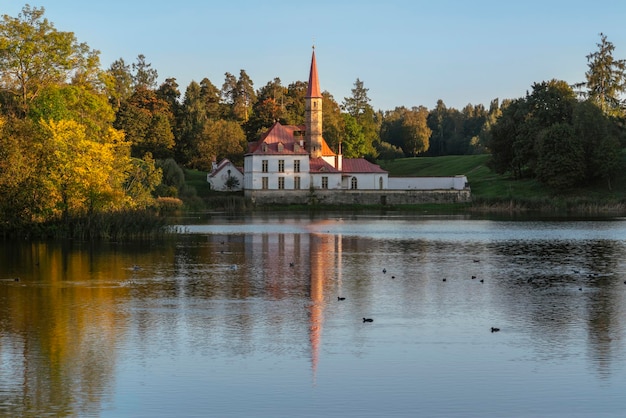 Pałac Priory nad brzegiem Czarnego Jeziora w słoneczny jesienny dzień Gatchina St Petersburg Rosja