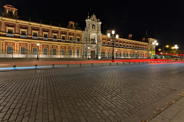 Zdjęcie pałac san telmo sfotografowany w nocy z długą ekspozycją