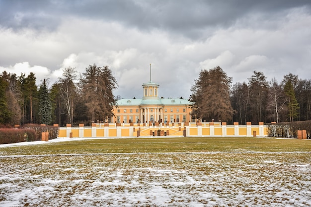 Pałac W Osiedlu Archangielskoje, Widok Pałacu Przez Pole