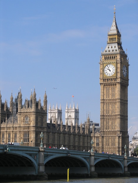 Pałac Westminsterski z dzwonem na wieży zwanym Big Ben w słoneczny dzień.
