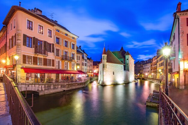 Palais de l'Isle i rzeki Thiou podczas porannej niebieskiej godziny w starym mieście Annecy, Wenecja Alp, Francja