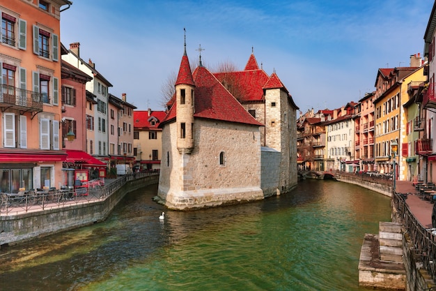 Palais de l'Isle i rzeki Thiou rano w starym mieście Annecy, Wenecja Alp, Francja