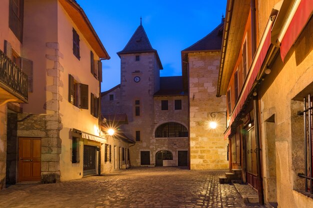 Palais de l'Isle w nocy w starym mieście Annecy, Wenecja Alp, Francja