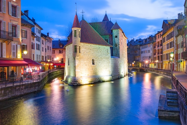 Palais de lisle i rzeka thiou podczas porannej niebieskiej godziny w starym mieście annecy wenecja alp