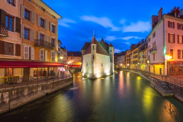 Palais de lisle i rzeka thiou w nocy w starym mieście annecy wenecja alpy we francji