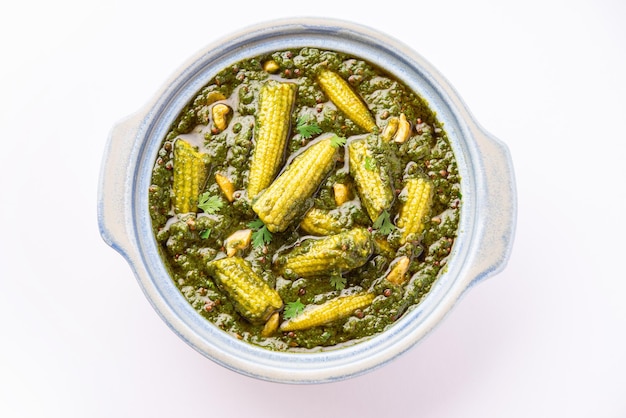 palak baby kukurydza sabzi znana również jako szpinak makai curry podawane z ryżem lub roti indyjskie jedzenie