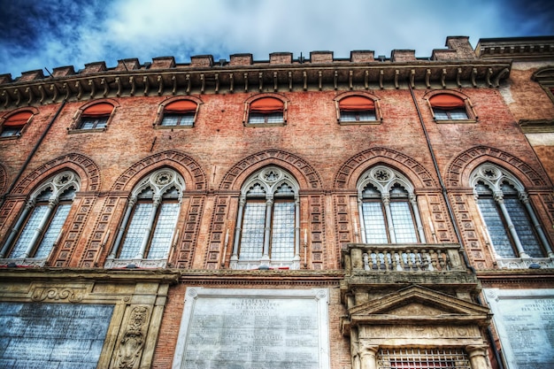 Palazzo d'Accursio pod dramatycznym niebem w hdr we Włoszech