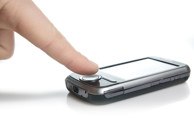 Palec i PDA z ekranem dotykowym na białym tle