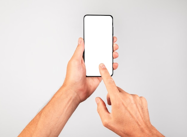 Palec wskazujący klikając ok na makiecie telefonu Kobieta trzymająca szablon z pustym wyświetlaczem w pozycji pionowej Puste miejsce na dodawanie treści