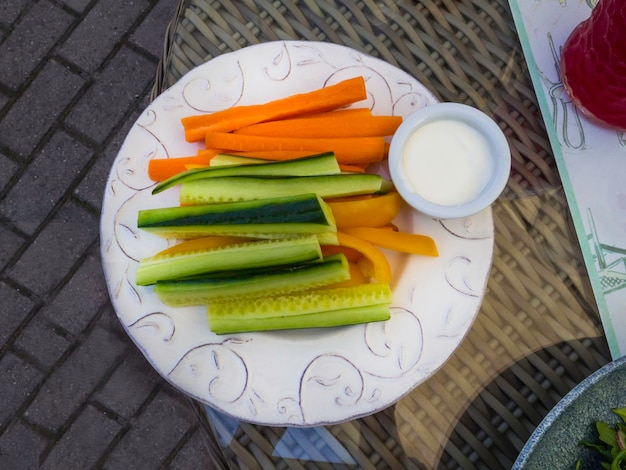 Pałeczki warzywne Świeży ogórek marchew papryka z sosem jogurtowym Dieta i zdrowe przekąski Wegańskie kije dietetyczne