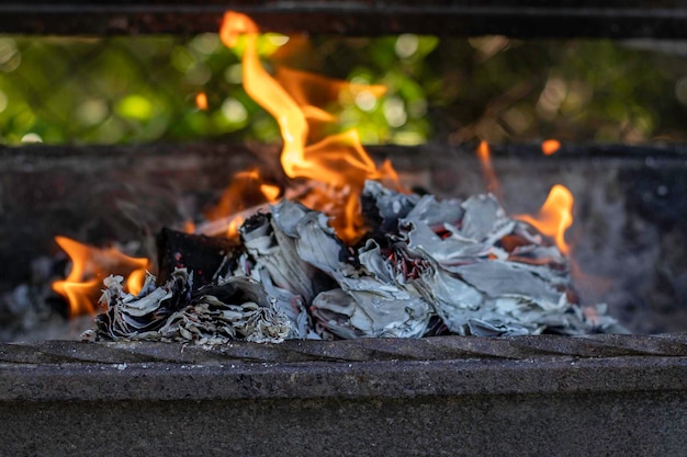 palenie papieru i drewna opałowego w grillu żerdzi na węglach