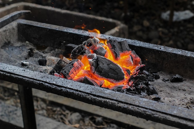 Palenie węgla drzewnego do smażenia satay lub mięsa Hot