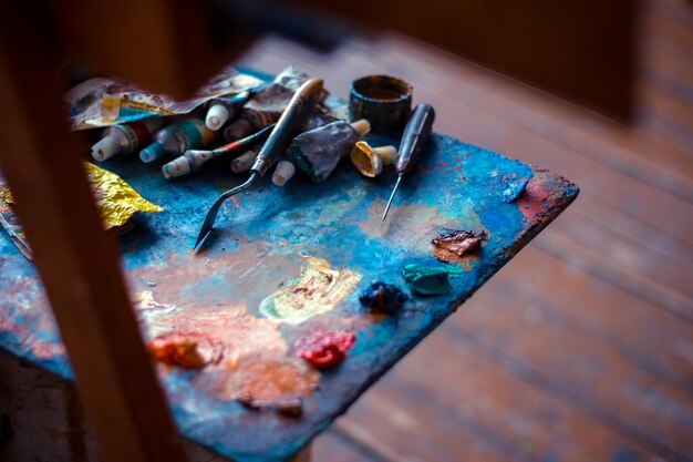 Paleta artysty z farbami olejnymi w studio