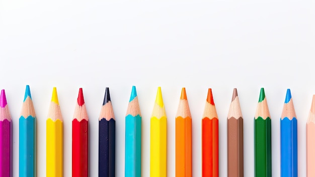 Paleta artystyczna Zbliżenie kolorowych ołówków na białym papierze żywy wyświetlacz narzędzi artystycznych