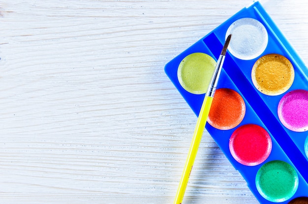 Paleta z pędzlem i farbą