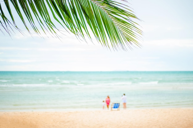 Palma na tropikalnej plaży i rodzinie.