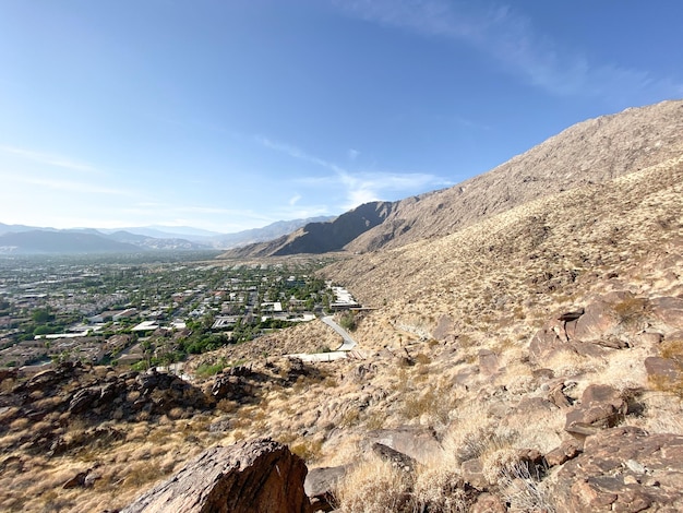 Palms Springs z widokiem na błękitne niebo ze szczytu góry USA