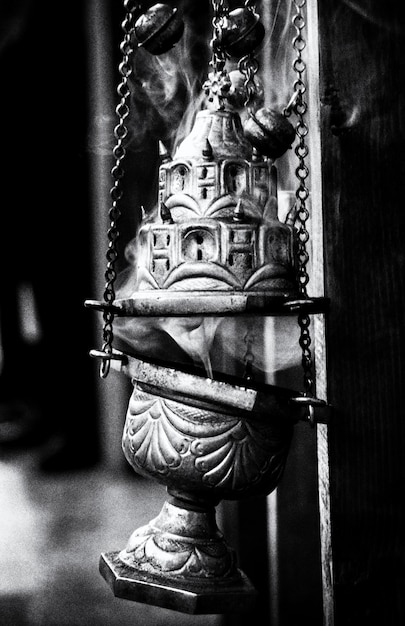 palnik kadzidła w macedońskim kościele prawosławnym monochromatyczny obraz cotrast